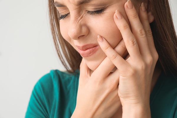 How An Emergency Dentist Fixes A Broken Tooth